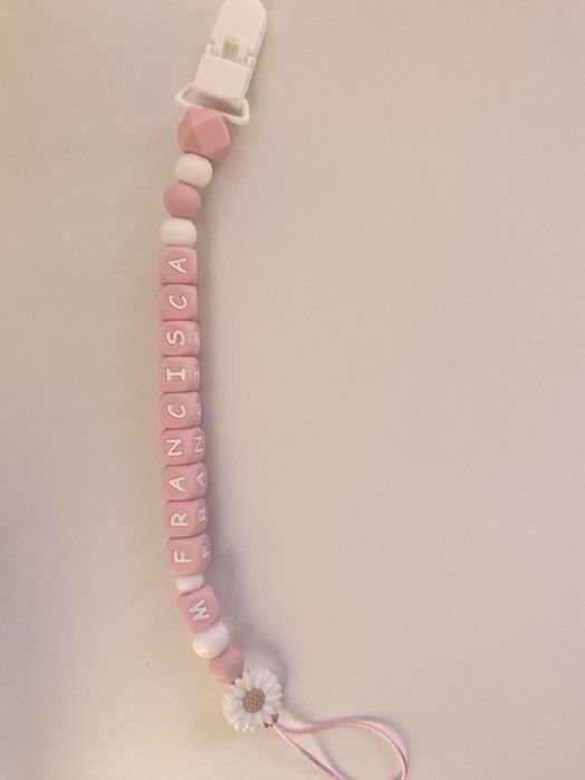 Prendedor de chupeta feito por encomenda.