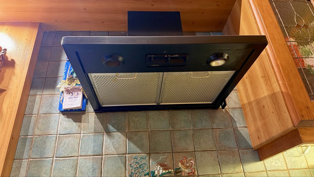 Okap kuchenny AEG 60 cm – kominowy, sprawny, czarny