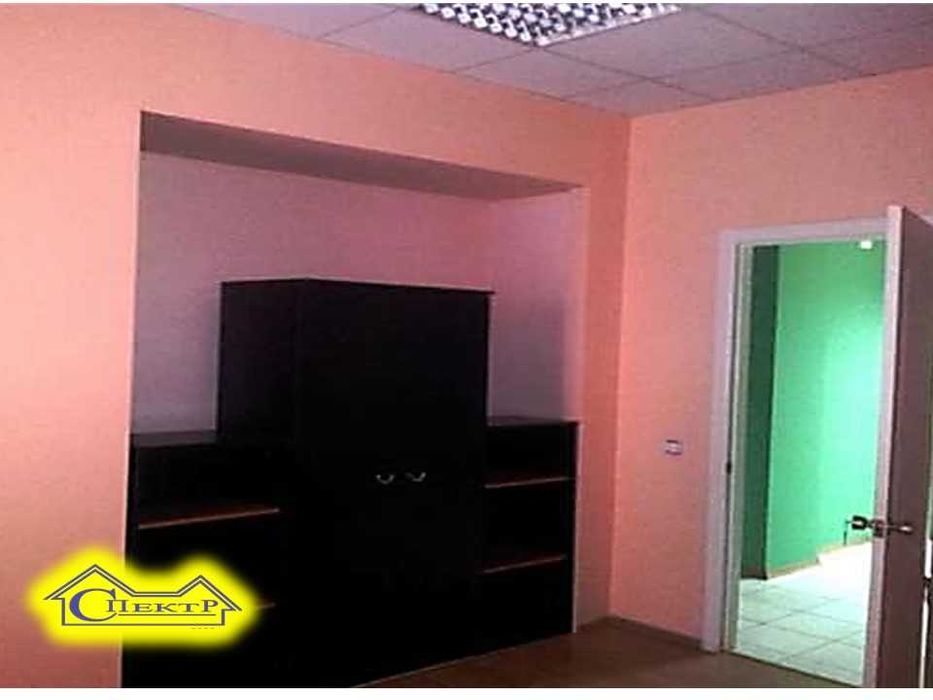 82 кв.м.  вул. Леніна(Свято-Миколаївська), 5 кабінетів .