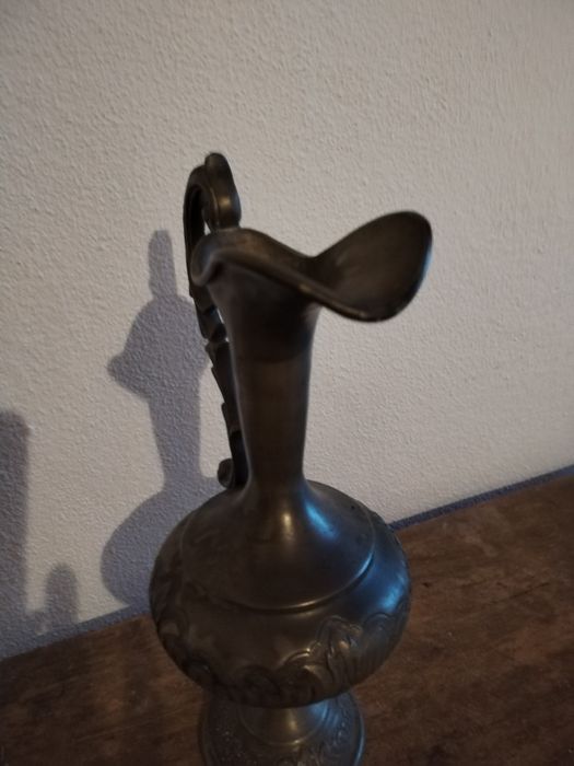 Jarro em estanho com pega trabalhada