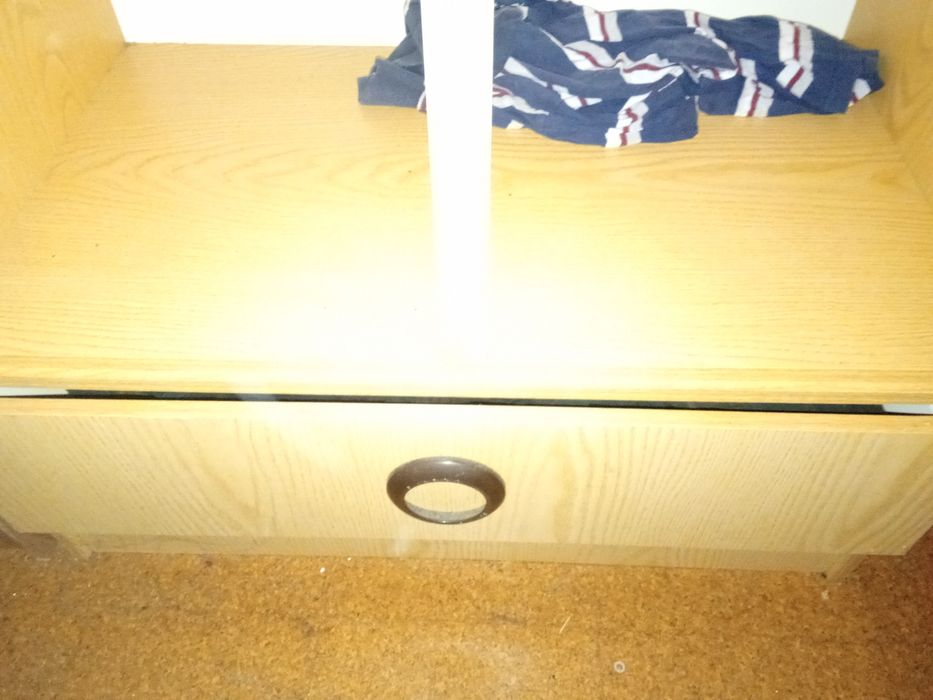 Guardavestidos de duas portas e uma gaveta