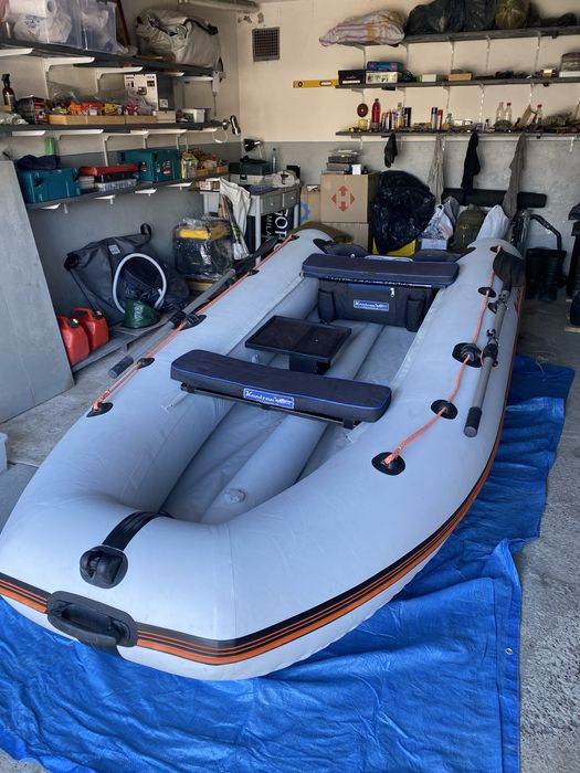 Човен Kolibri , ехолот Lowrance та рятувальний жилет.