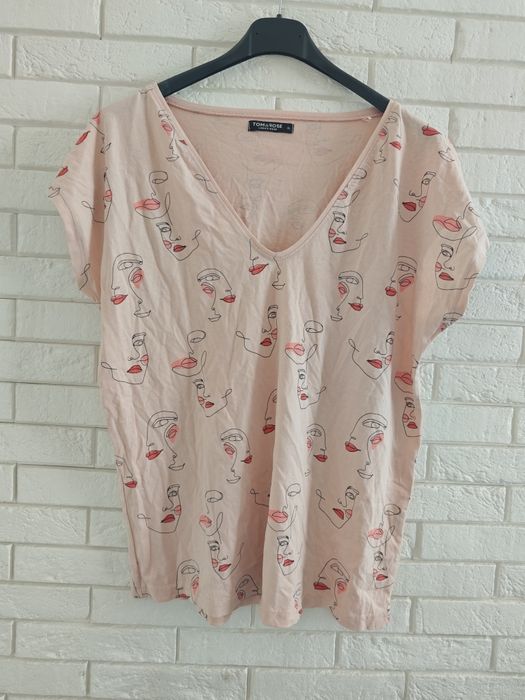 T-shirt Tom & Rose XL różowy bluzka dekolt V twarze usta koszulka pink t-shirt faces lines dl 64 pacha 58