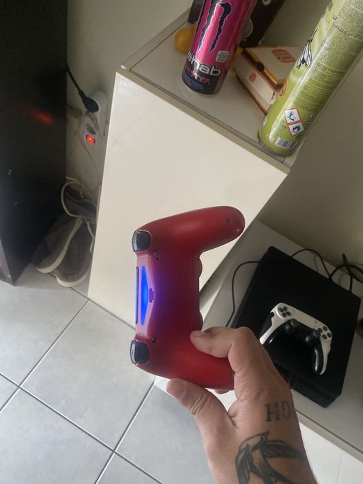 PS4 Slim 1TB + GTA V + 2 Comandos (1 original)