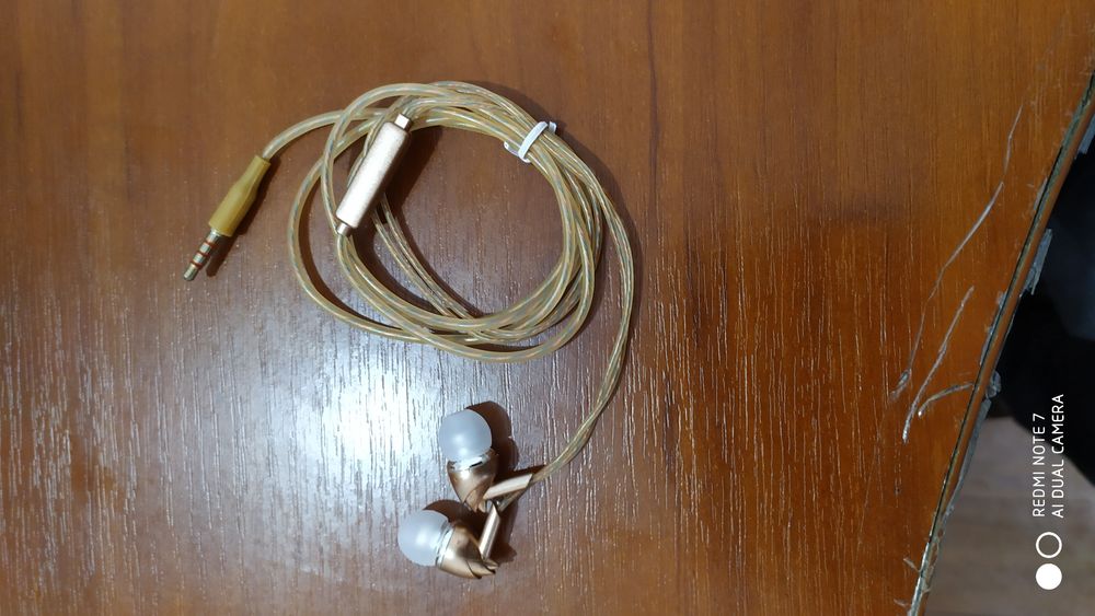 Наушники с микрофоном