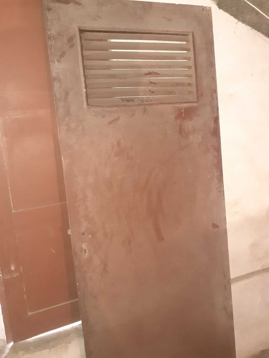 Porta com grelha
