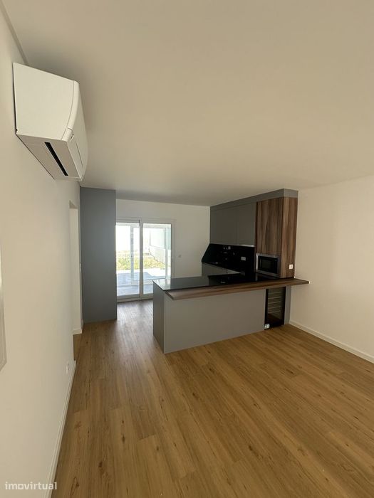 Apartamento T2 com jardim e 2 lugares de estacionamento em Almada