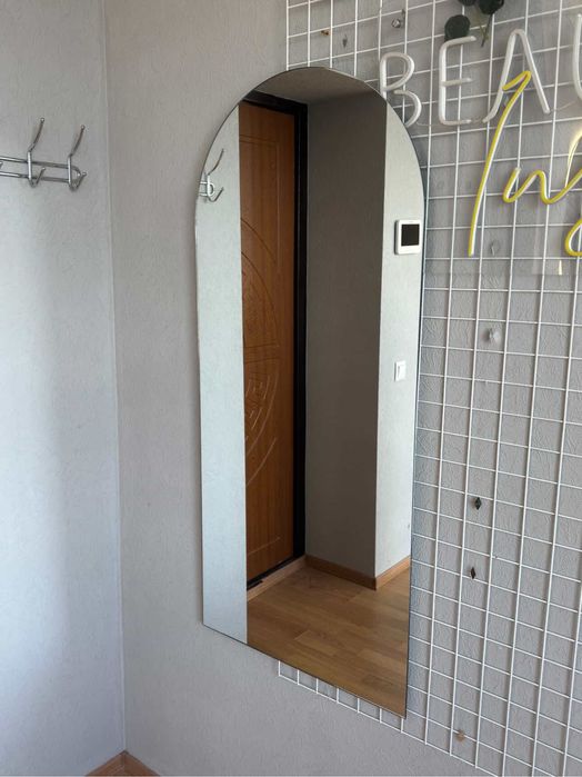 Дзеркало / неонова вивіска