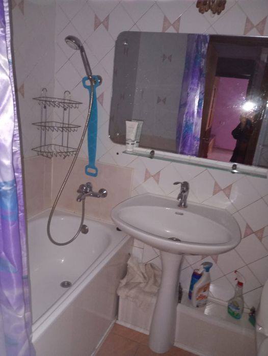 is.Продам 3-к квартиру на ж.м.Солнечный в жилом состоянии.