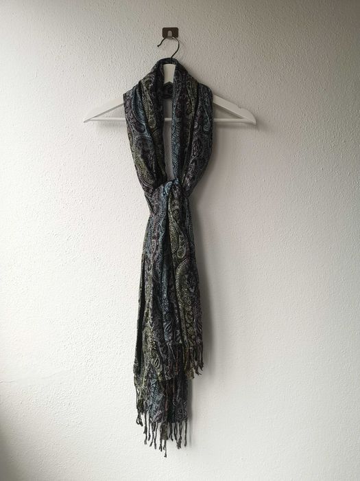 Lenço colorido com franjas