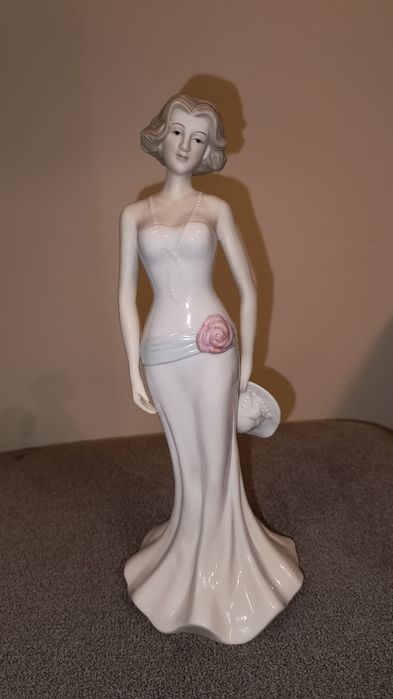 Porcelanowa figurka damy