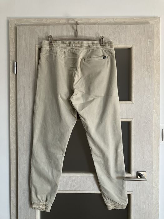 spodnie joggery chinosy męskie beżowe pull&bear