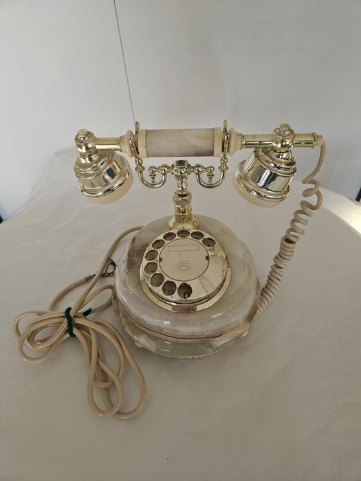 Sprzedam telefon antyk.