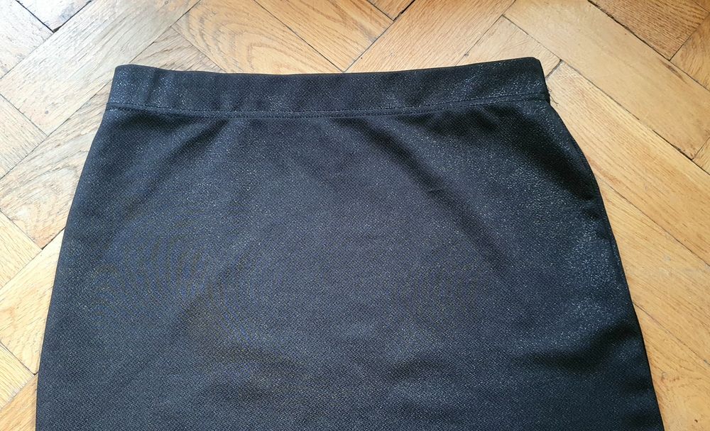 Czarna spódnica z błyszczącą nitką S Top Secret