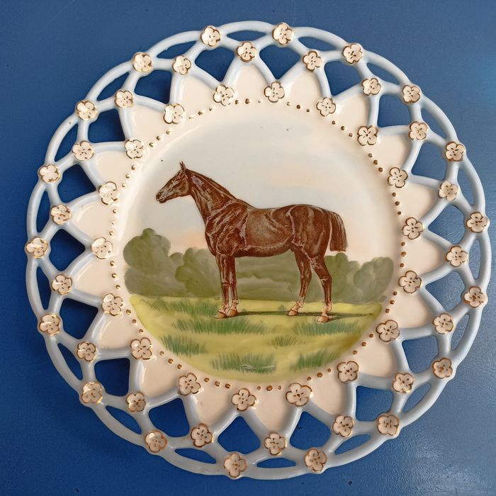 Prato raro rendado Vista Alegre 1881 com motivo cavalo