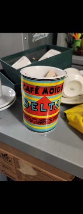 Caneca  alusiva 1 lata de café 1961
"Edição comemorativa da 1 lata Delta cafés lote popular"
10,5 cm altura e 7 cm diâmetro 
25 euros
