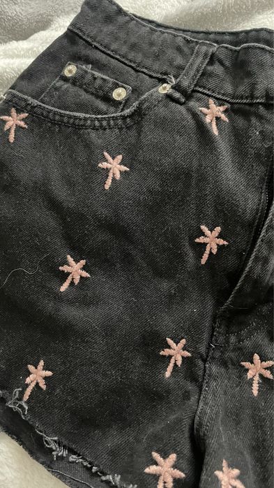 Czarne dzisnowe szorty w palmy pull & bear S/36