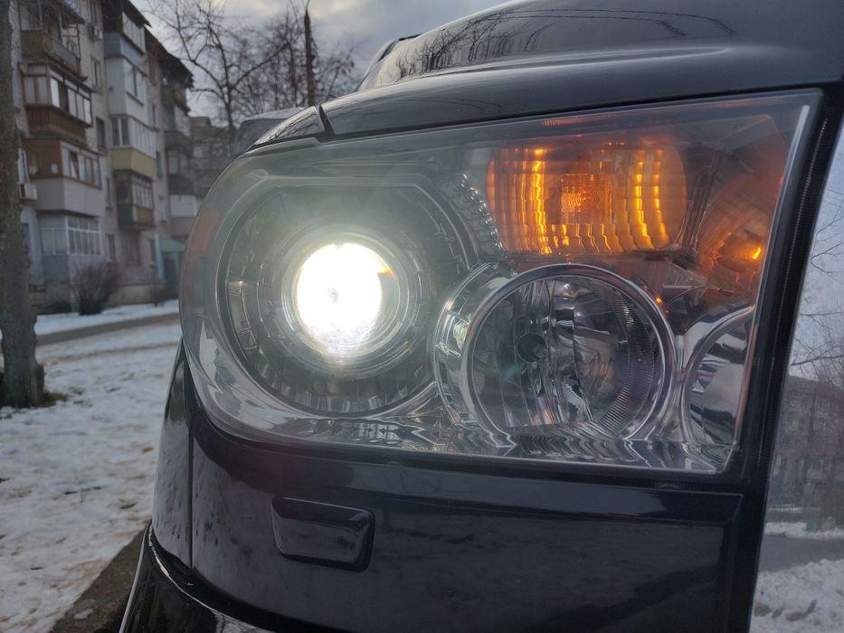 Фары линзы Toyota Siquoia 2007-2013 оригинал