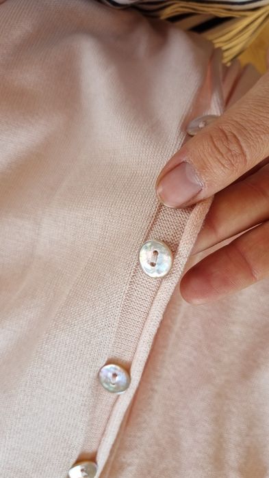 Pudrowy cardigan na guziki