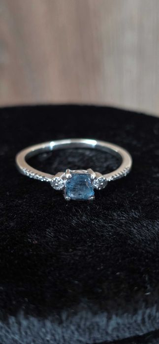 Wyrób Jubilerski Używany Pierścionek Białe Złoto Błękitny Kamień