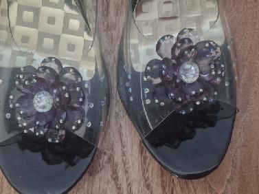 Buty transparentne z kwiatem na lato