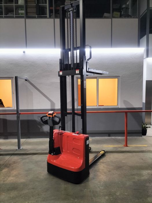 Novo Empilhador Porta Paletes Stacker 1500kg , elevação a 3,5 e a  4mt