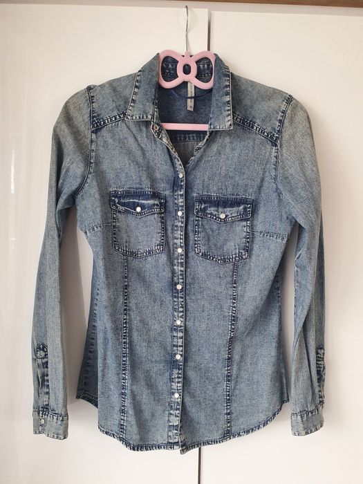 Jeansowa koszula Reserved  z ozdobnymi perłowymi guziczkami.