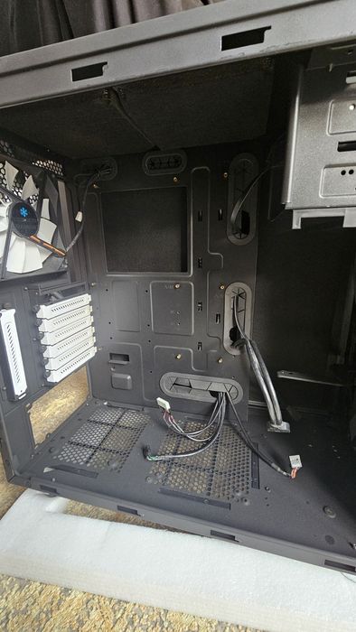 Fractal Design Define R3, Noctua U14S, 2TB HDD, Samsung  27' curvo