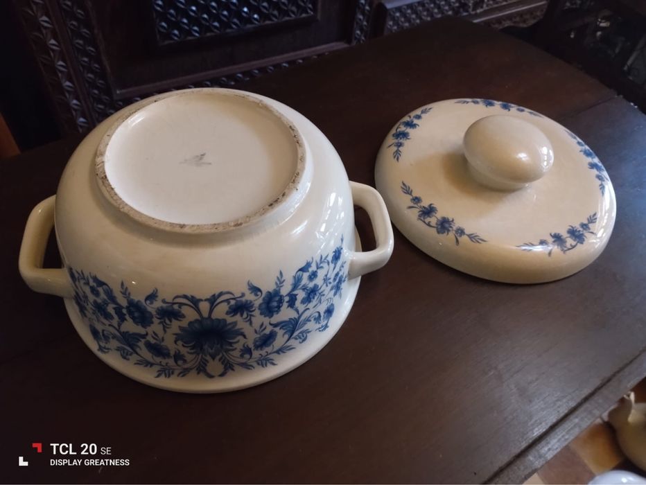 Terrina redonda muito antiga em tons de azul