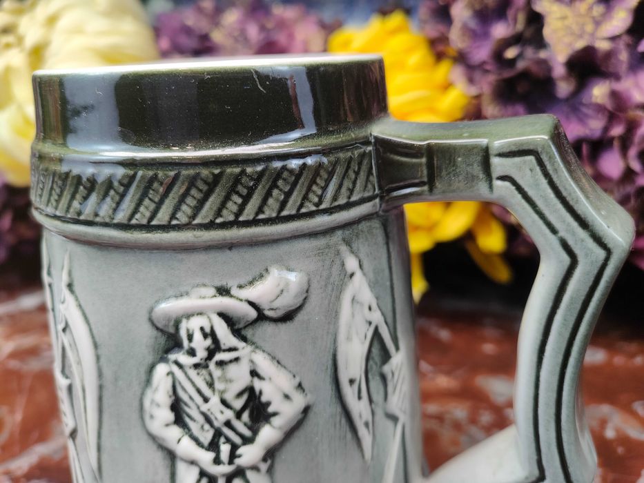 Śliczny ceramiczny kufel - 2 muszkieterów i rycerz - 0,65 L - Sitzendorf