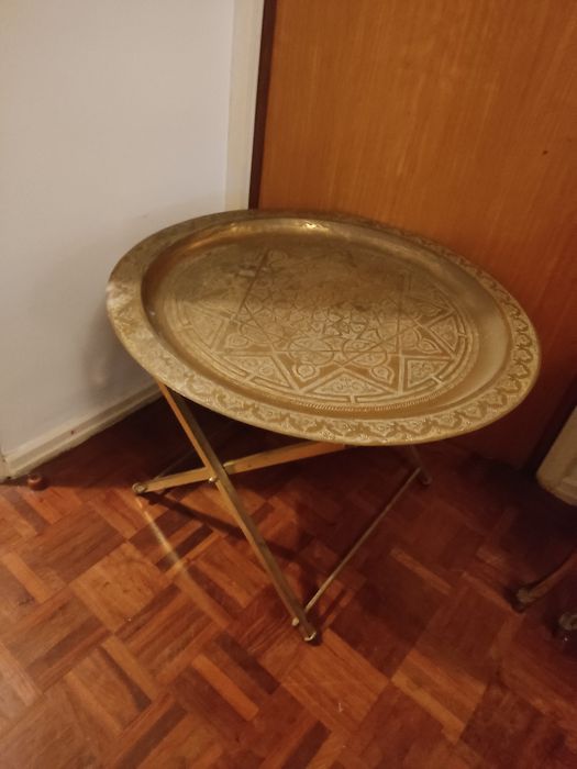 Mesa antiga em metal veio do estrangeiro