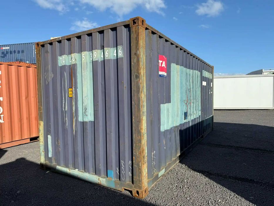 Contêiner marítimo de cor azul, em bom estado geral.