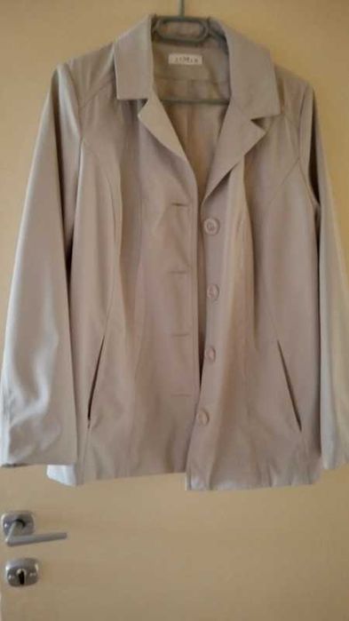 krótki jasnobezowy płaszczyk