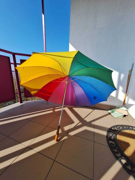 duży kolorowy parasol
