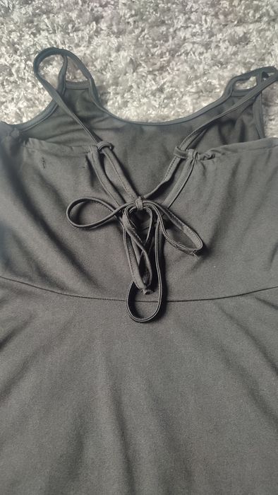 Czarna rozkloszowana sukienka wycięte plecy