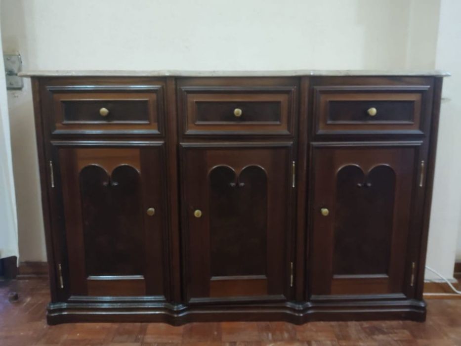 Móvel de entrada com mármore