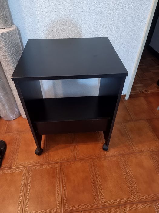 Mesinha de estudo com  rodas 15€