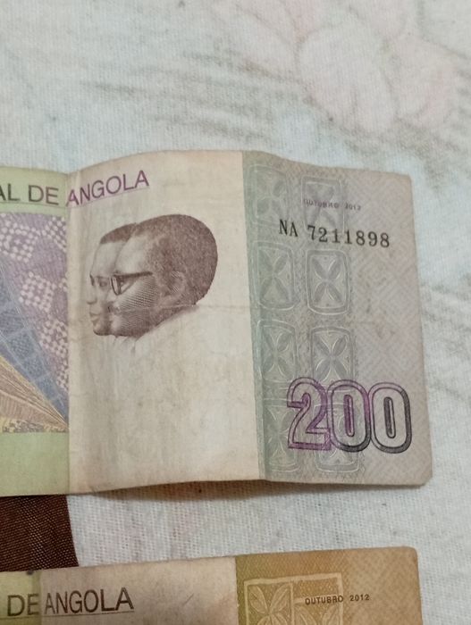 Trezentos Kuanzas em notas