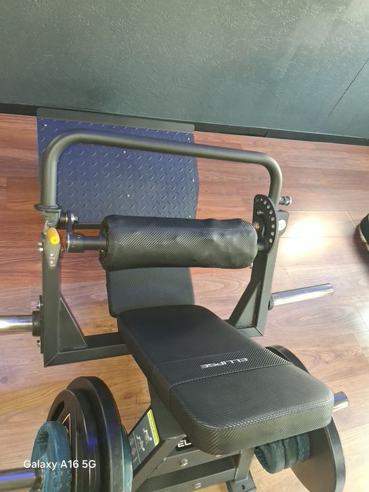 HIP HRUST MACHINE.   Elevação pelvica,