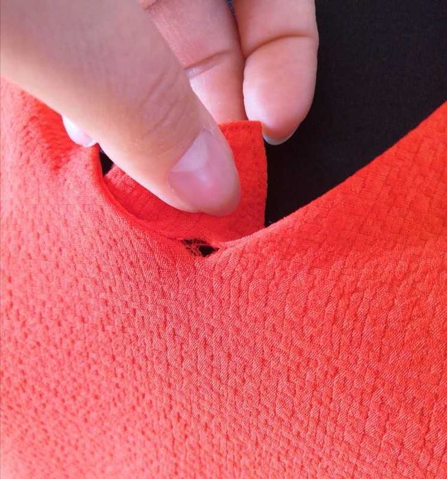 Czerwona sukienka dekolt serek z falbankami na ramionach promod