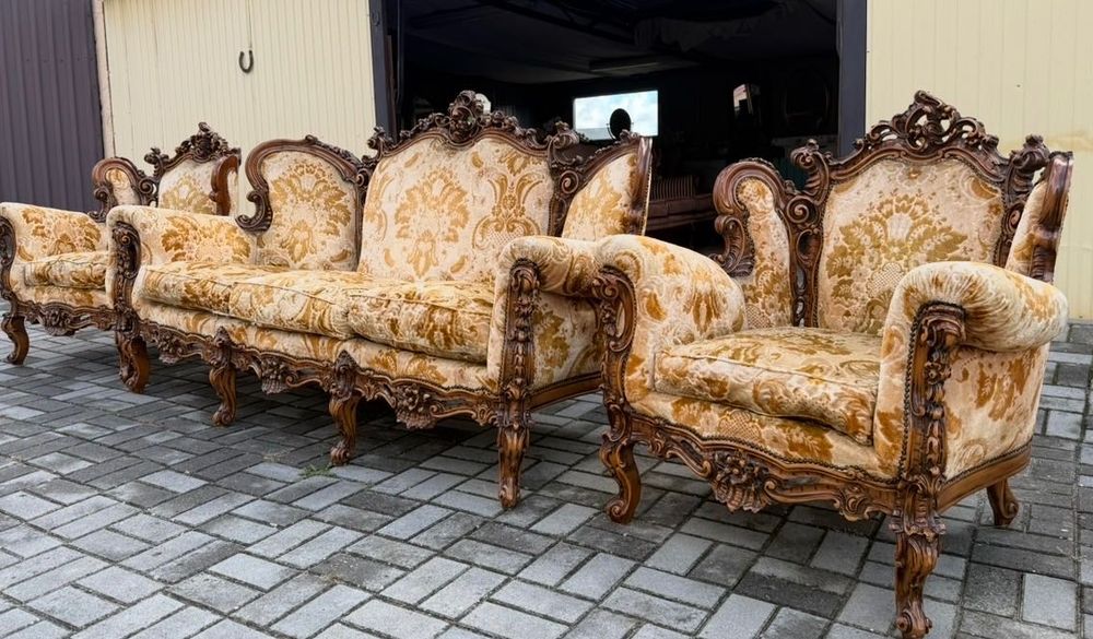 Włoski bogato rzeźbiony komplet-sofa,dwa fotele ława