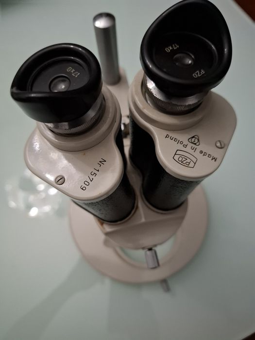 Microscópio com acessórios