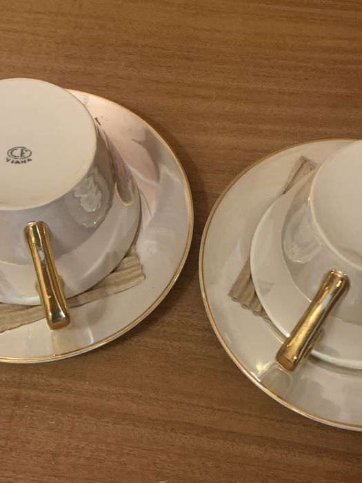 Par de chávenas almoçadeiras em faiança da C.F. Viana