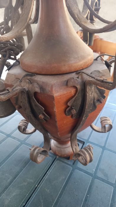 Candeeiro  antigo muito trabalhado em metal  ,60  cm altura  ,largura , e com 6 velas,
