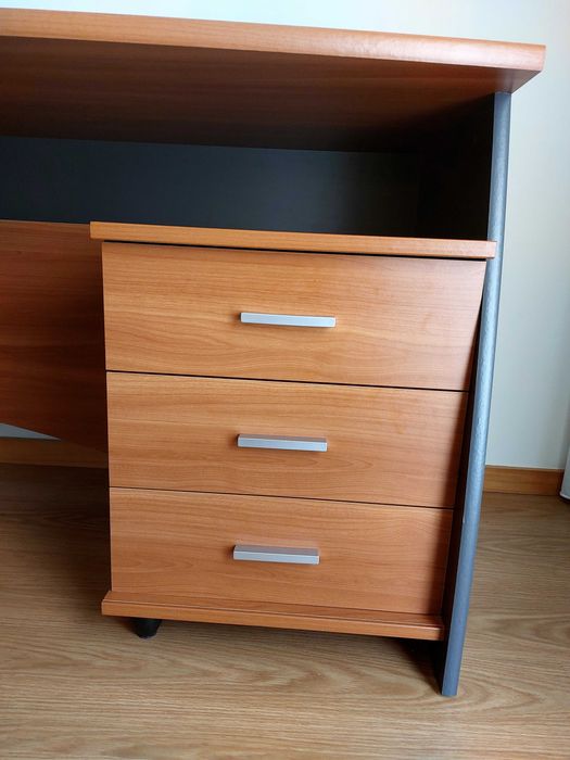 Secretária com 3 gavetas em ótimo estado.