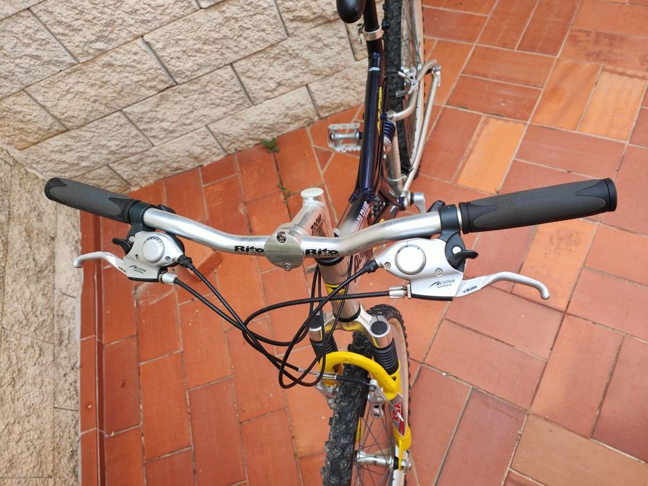 Bicicleta suspensão total