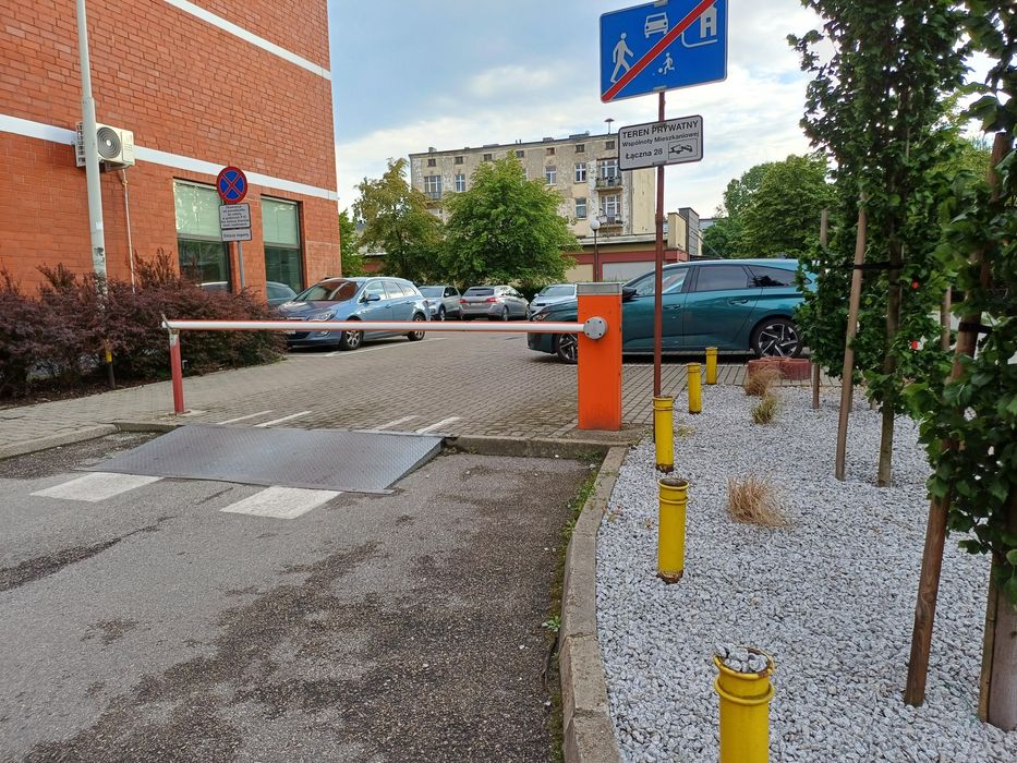 Garaż ogrzewany w bloku