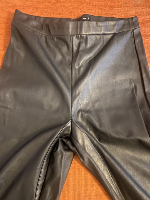 Czarne lakierowane spodnie sinsay S