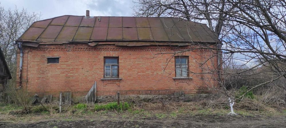 Продам земельну ділянку з будинком в с. Скраглівка