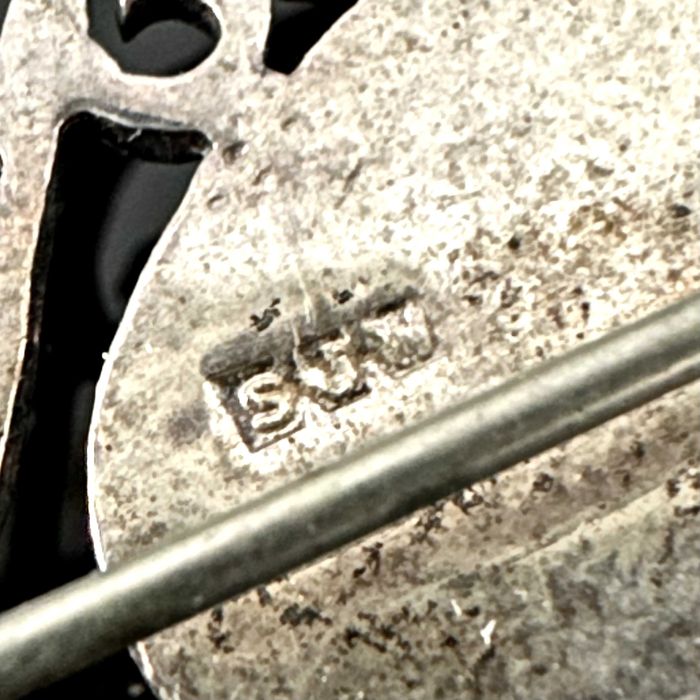 Srebrna broszka z naturalnym Szmaragdem z ok. 1950r próba 835